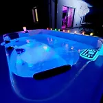 Un Sejour Romantique En Couple Avec Jacuzzi Prive Chromotherapie Jardin Maison Privee Ychoux