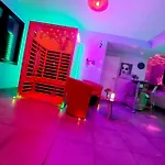 Un Sejour Romantique En Couple Avec Jacuzzi Prive Chromotherapie Jardin Maison Privee