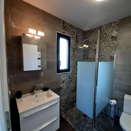 Un Sejour Romantique En Couple Avec Jacuzzi Prive Chromotherapie Jardin Maison Privee Villa