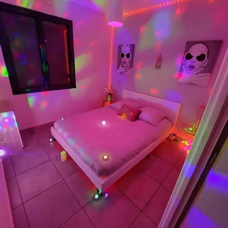 Un Sejour Romantique En Couple Avec Jacuzzi Prive Chromotherapie Jardin Maison Privee *