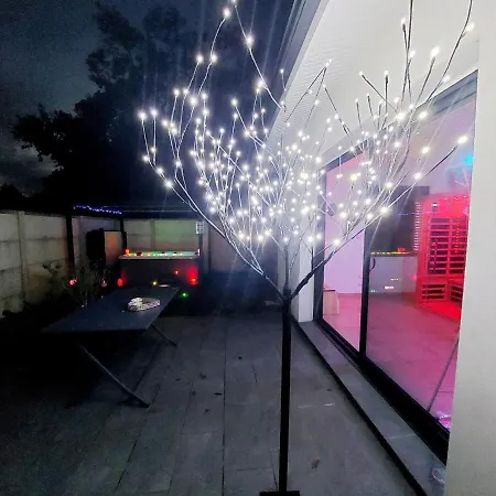 Un Romantique En Couple Avec Jacuzzi Privé Chromothérapie Jardin Maison Privée * Ychoux