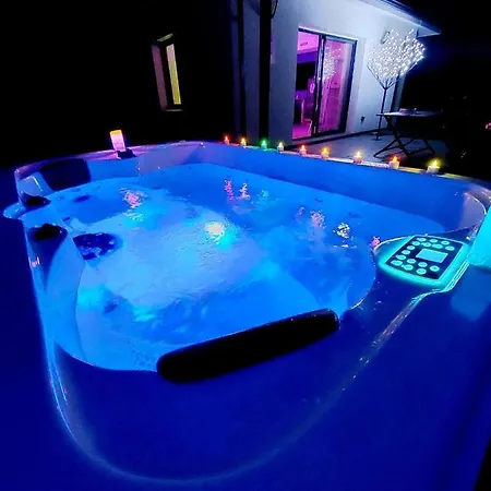 Un Sejour Romantique En Couple Avec Jacuzzi Prive Chromotherapie Jardin Maison Privee Ychoux