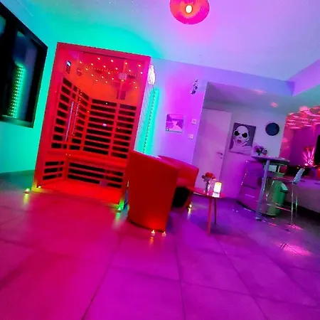 Un Sejour Romantique En Couple Avec Jacuzzi Prive Chromotherapie Jardin Maison Privee