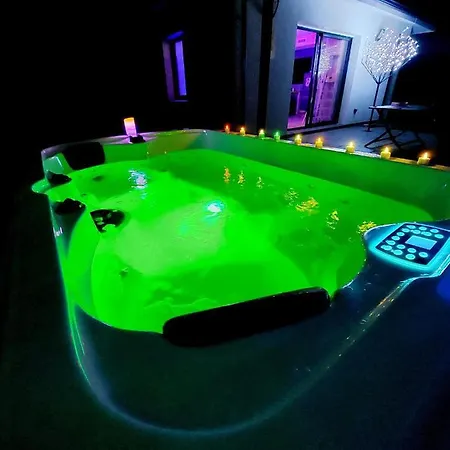 Un Sejour Romantique En Couple Avec Jacuzzi Prive Chromotherapie Jardin Maison Privee Villa *