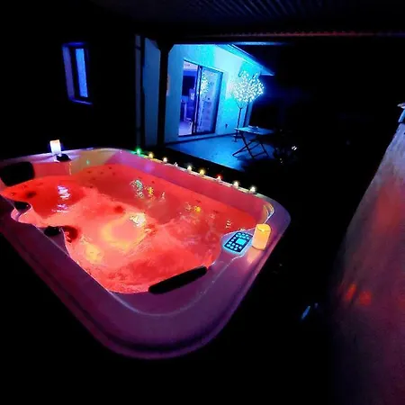 Villa Un Romantique En Couple Avec Jacuzzi Privé Chromothérapie Jardin Maison Privée *