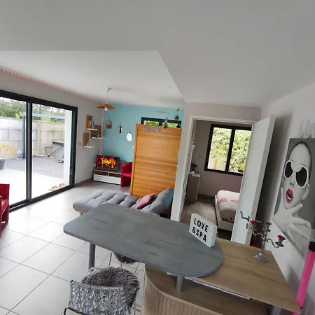 Un Sejour Romantique En Couple Avec Jacuzzi Prive Chromotherapie Jardin Maison Privee *