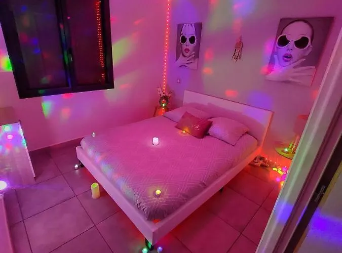 Un Sejour Romantique En Couple Avec Jacuzzi Prive Chromotherapie Jardin Maison Privee *