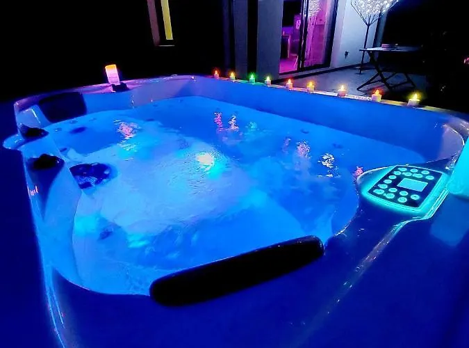 Un Sejour Romantique En Couple Avec Jacuzzi Prive Chromotherapie Jardin Maison Privee Ychoux
